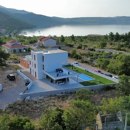 Lux Slatki Starigrad-Paklenica